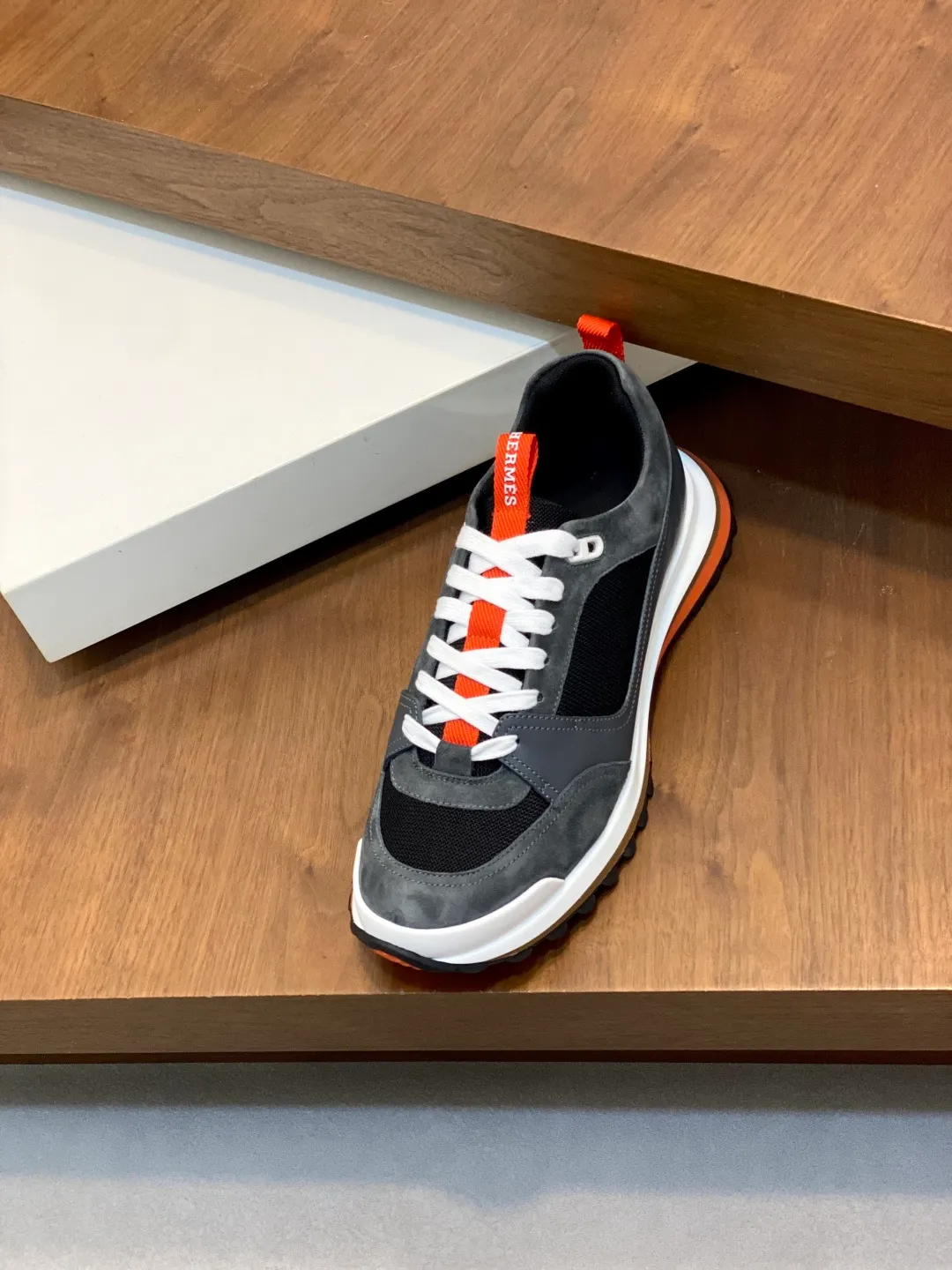 Men's men's shoes 💰700 HERMES/Hermès Leader sneakers! Tech twill, calfskin and suede goatskin sneakers featuring paneled multicolor twill, calfskin and suede. Lightweight geometric sole for a stylish urban look. Product details: White and orange rubber sole Black rubber sole with orange rubber insert Light natural leather insert White rubber toe cap Beige lambskin insole and lining Cotton strap, rubber lettering Sole height: 4cm Size: 39-40-41-42-43-44 (customized at 38.45)